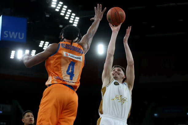 着巨大的压 着巨大的压